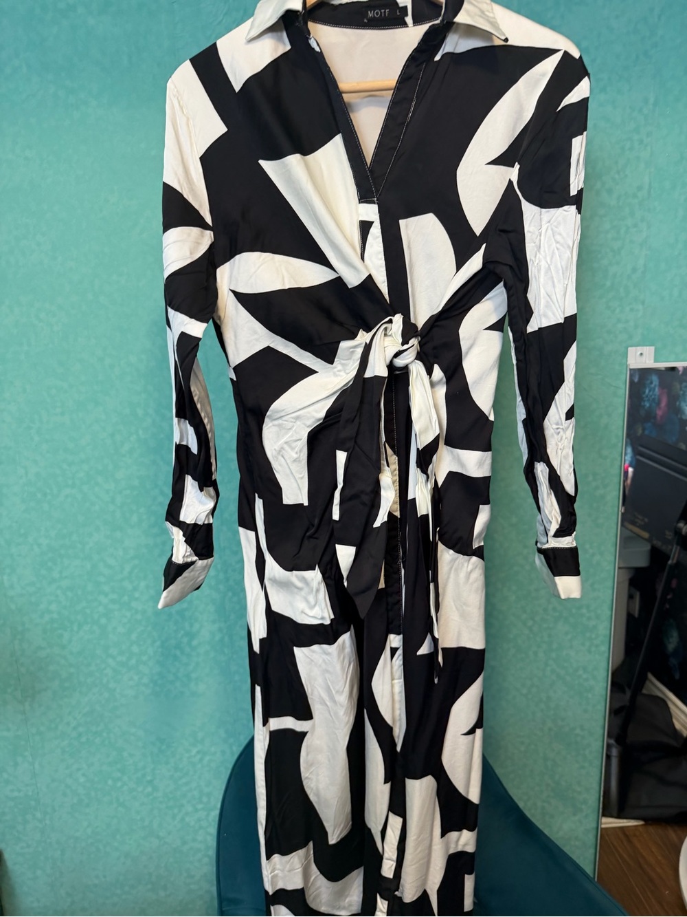 🖤🤍Motif Dress - Picture 5 of 8